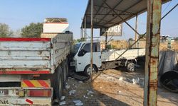 Lastiği patlayan kamyonet, fabrika bahçesindeki TIR'a çarptı; 2 yaralı