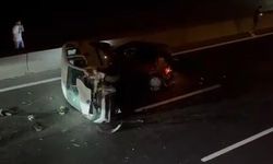 Lastiği patlayan otomobile hafif ticari araç çarptı, 2 çocuk yaralandı