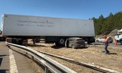 Lastiği patlayan TIR ile otomobil çarpıştı: 1 yaralı