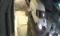 Minibüsüyle geri manevra yaparken, 2 otomobile çarpıp kaçtı; o anlar kamerada