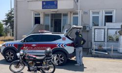 Motosikletini yüzüstü uzanıp kullanan sürücünün ehliyeti iptal edildi