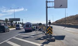 Motosikletiyle yol ayrımındaki parke taşlarına çarpan sürücü yaralandı