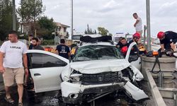 Otomobil, otoyol gişelerinin beton bariyerine çarptı: 1 ölü, 4 yaralı