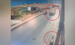 Rampa çıkarken geri kayan kamyon site duvarına çarpıp devrildi