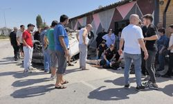 Refüje çarpan otomobil taklalar attı; kaza kamerada