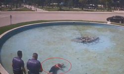 Süs havuzuna düşen alkollü kişiyi polis kurtardı; o anlar kamerada