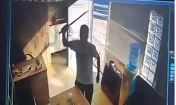 Taksi durağındaki görevliye kılıçla saldırı kamerada