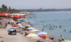 Tatilciler, sıcaklığı 31 derece ölçülen denizde serinlemeye çalıştı