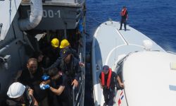 TCG Bozcaada, yardım çağırısı alınan teknedeki vatandaşı kurtardı