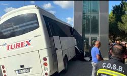 Tekirdağ'da servis midibüsü, OSB’nin tabela direğine çarptı; 19 yaralı