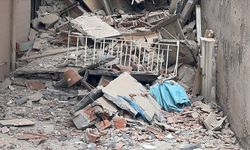 Küçükçekmece'de kentsel dönüşüm için boşaltılan apartman yıkım sırasında çöktü