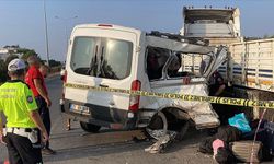 Öğrencileri taşıyan minibüs tıra çarptı, 1'i çocuk 2 kişi hayatını kaybetti, 10 kişi yaralandı