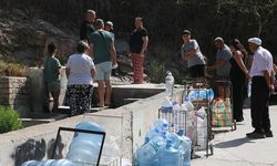Su kesintisinin yaşandığı İzmir Çiğli'de bazı vatandaşlar çeşmede kuyruk oluşturdu