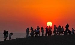 Gün batımında Patara kum tepelerinde ziyaretçi yoğunluğu yaşanıyor