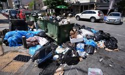 İzmir'de toplanmayan çöpler tepkilere neden oldu