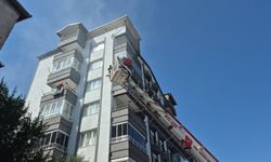 Yangın çıkan apartmanda mahsur kalan 5 kişi, itfaiye tarafından tahliye edildi