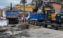 Yol çöktü, kamyon oluşan çukura düştü