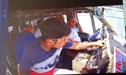 Yolcunun, dolmuşun konsolundaki parayı çaldığı anlar kamerada