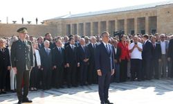Başkan Şahin partililerle birlikte Anıtkabir’deydi