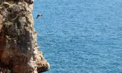 Sıcak havada deniz keyfi, falezlerde tehlikeli atlayış