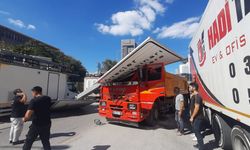 Ankara'da kamyonun açılan damperi yön levhasına çarptı