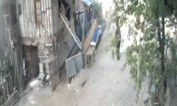 Anne ve engelli oğlunu kurtarmak için yanan eve girdi