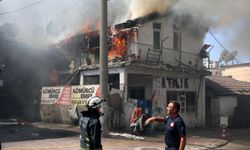 Benzin döküp evi ateşe verdi, oturup yangını izledi