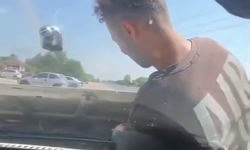 Arızayı bulmak için ustayı motorun içine bindirdi, kaput açık ilerledi