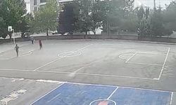 Çocukların üzerine giden aracı okul müdürü son anda durdurdu