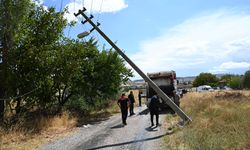 Çöp kamyonu elektrik direğine çarptı: 2 yaralı