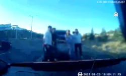 Başkentte bir taksicinin trafikte tartıştığı kişilerce darbedilmesi araç içi kamerasında