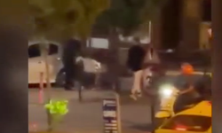 Kavga ettikleri kişiyi dakikalarca darbettiler; o anlar kamerada