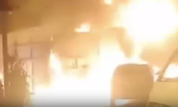 Yangın çıkan oto tamirhanesi ile içindeki 2 araç kullanılamaz hale geldi