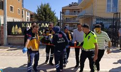 Hafif ticari araç, otomobile çarptı; 4 yaralı