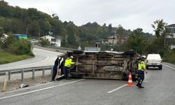 Hasta nakil aracı, kayganlaşan yolda yan yattı; 1 yaralı