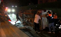 D-100 Karayolu'nda bariyere çarpan minibüs devrildi