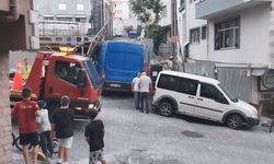 Kağıthane’de sürücüsünün direksiyon hakimiyetini kaybettiği minibüs inşaat alanına girdi