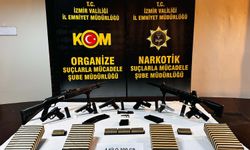 İzmir'in 3 ilçesinde eş zamanlı operasyon; otomobilin gizli bölmesinden tabanca çıktı