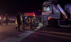 Tır ile otomobilin çarpıştığı kazada 3 kişi öldü