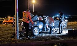 Kars'ta kereste yüklü kamyonla çarpışan otomobilin sürücüsü öldü