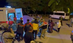Kayalıklardan düştü, 1,5 saat sedye ile taşınarak hastaneye ulaştırıldı