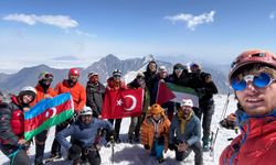 Kazbek Dağı'na tırmanan Rizeli dağcılardan Filistin'e destek