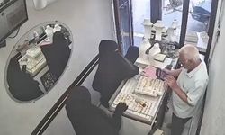Kuyumcunun dikkatini dağıtıp, 2,5 kilogram altın çaldılar