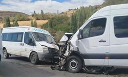 Minibüsler çarpıştı; 13 yaralı