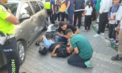 Motosikletin önce çocuğa, ardından hafif ticari araca çarptığı kaza kamerada; 2 yaralı