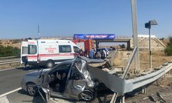 Otomobil, bariyerlere çarptı: 1 ölü, 4 yaralı