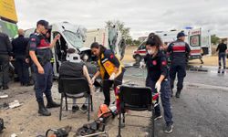 Kamyon ile işçi servis minibüsü çarpıştı: 3 ölü, 9 yaralı