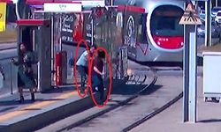 Tramvayı fark etmeyip karşıya geçmek isteyen vatandaşı, güvenlik görevlisi kurtardı