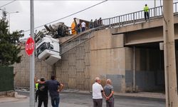 İzmir'de viyadükte asılı kalan tırın sürücüsü yaralandı