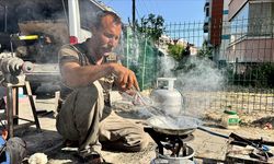 Unutulmaya yüz tutmuş kalaycılığı yaşatmak için şehir şehir dolaşıyorlar